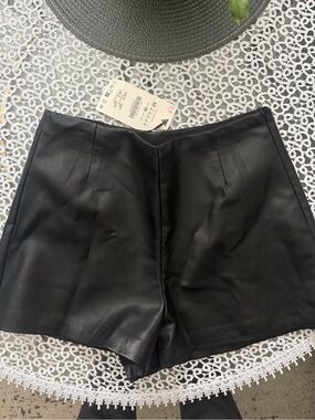 ZARA Black FLeather High-Waist Women’s Shorts